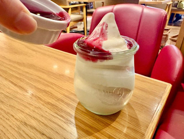 【見た目は普通のソフトクリーム】, 【ベリーソースの中には…】, 【意外にも…合う！】, 【ハンバーガーもあるよ】, 【お得なセットでコンプリートしちゃおう】