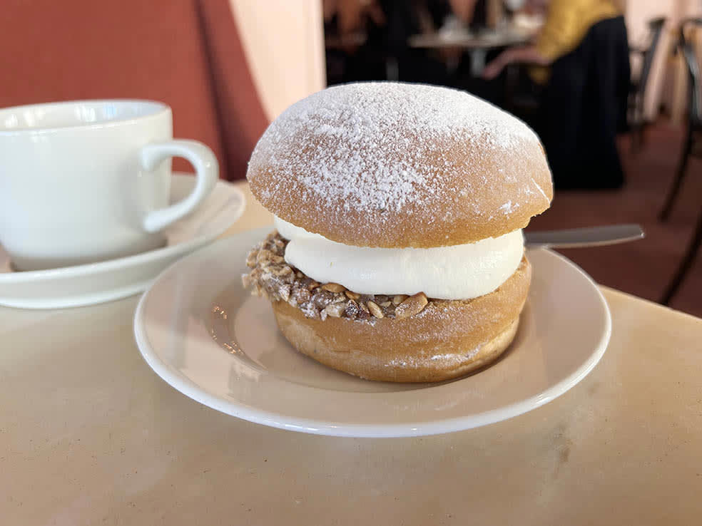 🇸🇪 洗練されたバランスが光るベーカリーカフェ「SKEPPSBRO BAGERI(スケップスブロ・バゲリ)」のセムラ, 🇸🇪 ストックホルムの伝統を守り続ける老舗コンディトリ「GUNNARSONS SPECIALKONDITORI（グンナルソンズ・ステシャルコンドイトリ）」のセムラ, 🇫🇮 多彩なフレーバーとユーザー投票で話題を集めるショコラトリー「Chjoko(ショコ)」のラスキアイスプッラ, 🇫🇮 地元に根付く老舗ベーカリー「KANNISTON LEIPOMO(カンニストン・レイポモ)」の王道ラスキアイスプッラ, 🇫🇮 旅のはじまりに北欧の季節菓子を楽しめる「ESPRESSO HOUSE(エスプレッソ・ハウス)」のラスキアイスプッラ, 🇫🇮 1852年創業、ヘルシンキを代表する老舗カフェ「Café Ekberg(エクベリ)」のラスキアイスプッラ, 🇫🇮 マーケットホールで味わう「Hakaniemen Hallikahvila（ハカニエミ・ハッリカハヴィラ）」のラスキアイスプッラ