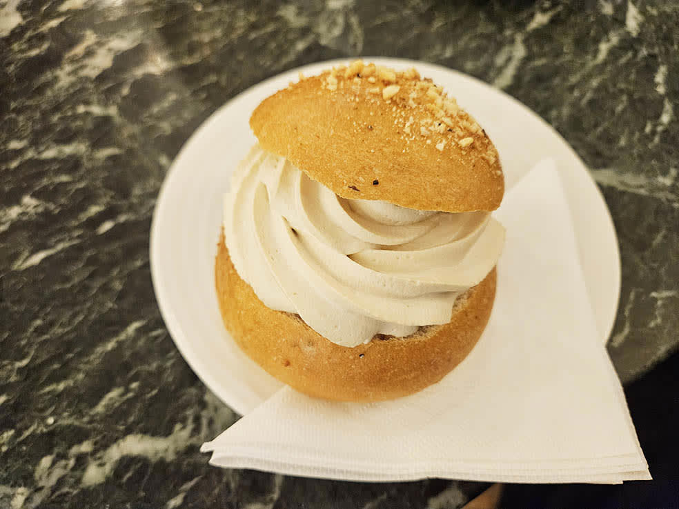 🇸🇪 洗練されたバランスが光るベーカリーカフェ「SKEPPSBRO BAGERI(スケップスブロ・バゲリ)」のセムラ, 🇸🇪 ストックホルムの伝統を守り続ける老舗コンディトリ「GUNNARSONS SPECIALKONDITORI（グンナルソンズ・ステシャルコンドイトリ）」のセムラ, 🇫🇮 多彩なフレーバーとユーザー投票で話題を集めるショコラトリー「Chjoko(ショコ)」のラスキアイスプッラ, 🇫🇮 地元に根付く老舗ベーカリー「KANNISTON LEIPOMO(カンニストン・レイポモ)」の王道ラスキアイスプッラ, 🇫🇮 旅のはじまりに北欧の季節菓子を楽しめる「ESPRESSO HOUSE(エスプレッソ・ハウス)」のラスキアイスプッラ, 🇫🇮 1852年創業、ヘルシンキを代表する老舗カフェ「Café Ekberg(エクベリ)」のラスキアイスプッラ, 🇫🇮 マーケットホールで味わう「Hakaniemen Hallikahvila（ハカニエミ・ハッリカハヴィラ）」のラスキアイスプッラ