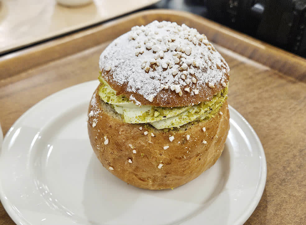 🇸🇪 洗練されたバランスが光るベーカリーカフェ「SKEPPSBRO BAGERI(スケップスブロ・バゲリ)」のセムラ, 🇸🇪 ストックホルムの伝統を守り続ける老舗コンディトリ「GUNNARSONS SPECIALKONDITORI（グンナルソンズ・ステシャルコンドイトリ）」のセムラ, 🇫🇮 多彩なフレーバーとユーザー投票で話題を集めるショコラトリー「Chjoko(ショコ)」のラスキアイスプッラ, 🇫🇮 地元に根付く老舗ベーカリー「KANNISTON LEIPOMO(カンニストン・レイポモ)」の王道ラスキアイスプッラ, 🇫🇮 旅のはじまりに北欧の季節菓子を楽しめる「ESPRESSO HOUSE(エスプレッソ・ハウス)」のラスキアイスプッラ, 🇫🇮 1852年創業、ヘルシンキを代表する老舗カフェ「Café Ekberg(エクベリ)」のラスキアイスプッラ, 🇫🇮 マーケットホールで味わう「Hakaniemen Hallikahvila（ハカニエミ・ハッリカハヴィラ）」のラスキアイスプッラ