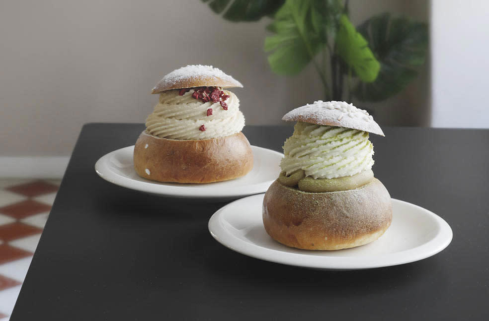 🇸🇪 洗練されたバランスが光るベーカリーカフェ「SKEPPSBRO BAGERI(スケップスブロ・バゲリ)」のセムラ, 🇸🇪 ストックホルムの伝統を守り続ける老舗コンディトリ「GUNNARSONS SPECIALKONDITORI（グンナルソンズ・ステシャルコンドイトリ）」のセムラ, 🇫🇮 多彩なフレーバーとユーザー投票で話題を集めるショコラトリー「Chjoko(ショコ)」のラスキアイスプッラ, 🇫🇮 地元に根付く老舗ベーカリー「KANNISTON LEIPOMO(カンニストン・レイポモ)」の王道ラスキアイスプッラ, 🇫🇮 旅のはじまりに北欧の季節菓子を楽しめる「ESPRESSO HOUSE(エスプレッソ・ハウス)」のラスキアイスプッラ, 🇫🇮 1852年創業、ヘルシンキを代表する老舗カフェ「Café Ekberg(エクベリ)」のラスキアイスプッラ, 🇫🇮 マーケットホールで味わう「Hakaniemen Hallikahvila（ハカニエミ・ハッリカハヴィラ）」のラスキアイスプッラ