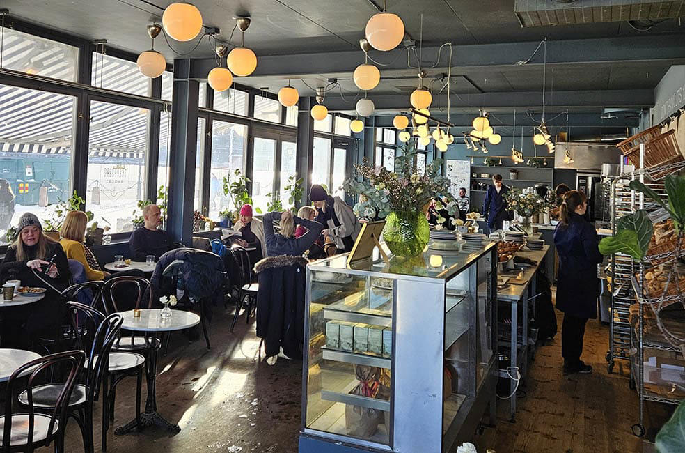 🇸🇪 洗練されたバランスが光るベーカリーカフェ「SKEPPSBRO BAGERI(スケップスブロ・バゲリ)」のセムラ, 🇸🇪 ストックホルムの伝統を守り続ける老舗コンディトリ「GUNNARSONS SPECIALKONDITORI（グンナルソンズ・ステシャルコンドイトリ）」のセムラ, 🇫🇮 多彩なフレーバーとユーザー投票で話題を集めるショコラトリー「Chjoko(ショコ)」のラスキアイスプッラ, 🇫🇮 地元に根付く老舗ベーカリー「KANNISTON LEIPOMO(カンニストン・レイポモ)」の王道ラスキアイスプッラ, 🇫🇮 旅のはじまりに北欧の季節菓子を楽しめる「ESPRESSO HOUSE(エスプレッソ・ハウス)」のラスキアイスプッラ, 🇫🇮 1852年創業、ヘルシンキを代表する老舗カフェ「Café Ekberg(エクベリ)」のラスキアイスプッラ, 🇫🇮 マーケットホールで味わう「Hakaniemen Hallikahvila（ハカニエミ・ハッリカハヴィラ）」のラスキアイスプッラ
