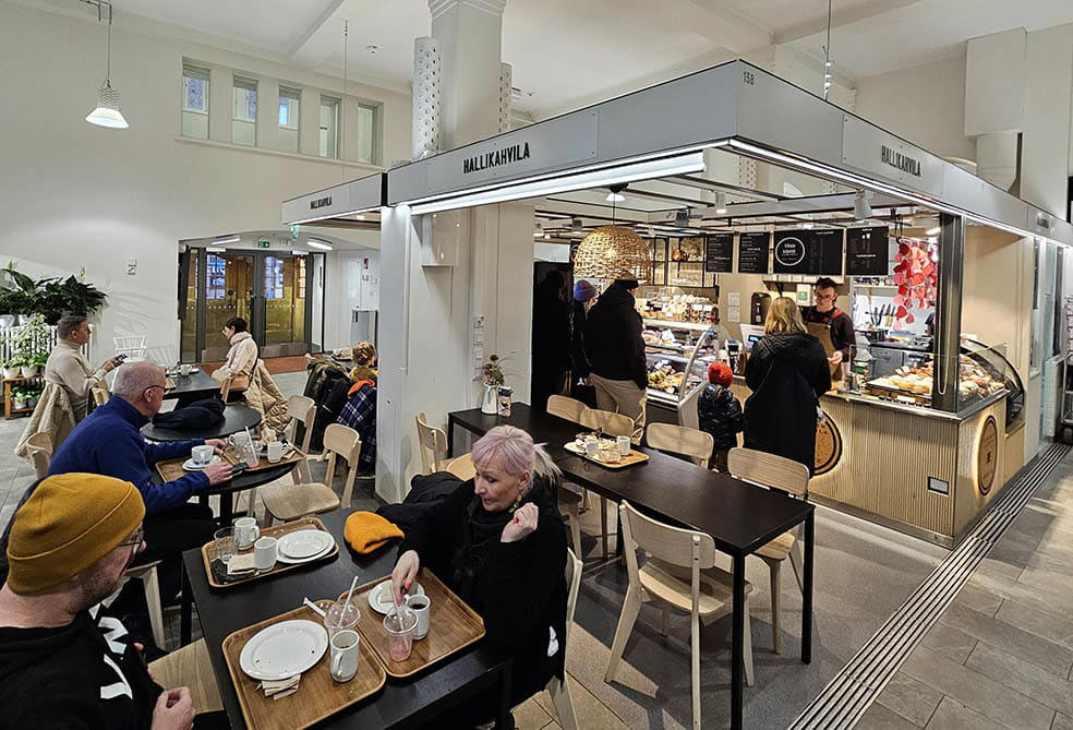 🇸🇪 洗練されたバランスが光るベーカリーカフェ「SKEPPSBRO BAGERI(スケップスブロ・バゲリ)」のセムラ, 🇸🇪 ストックホルムの伝統を守り続ける老舗コンディトリ「GUNNARSONS SPECIALKONDITORI（グンナルソンズ・ステシャルコンドイトリ）」のセムラ, 🇫🇮 多彩なフレーバーとユーザー投票で話題を集めるショコラトリー「Chjoko(ショコ)」のラスキアイスプッラ, 🇫🇮 地元に根付く老舗ベーカリー「KANNISTON LEIPOMO(カンニストン・レイポモ)」の王道ラスキアイスプッラ, 🇫🇮 旅のはじまりに北欧の季節菓子を楽しめる「ESPRESSO HOUSE(エスプレッソ・ハウス)」のラスキアイスプッラ, 🇫🇮 1852年創業、ヘルシンキを代表する老舗カフェ「Café Ekberg(エクベリ)」のラスキアイスプッラ, 🇫🇮 マーケットホールで味わう「Hakaniemen Hallikahvila（ハカニエミ・ハッリカハヴィラ）」のラスキアイスプッラ