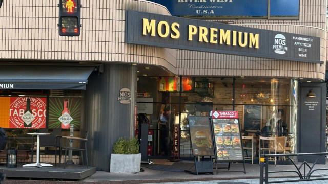 【見た目は普通のソフトクリーム】, 【ベリーソースの中には…】, 【意外にも…合う！】, 【ハンバーガーもあるよ】, 【お得なセットでコンプリートしちゃおう】