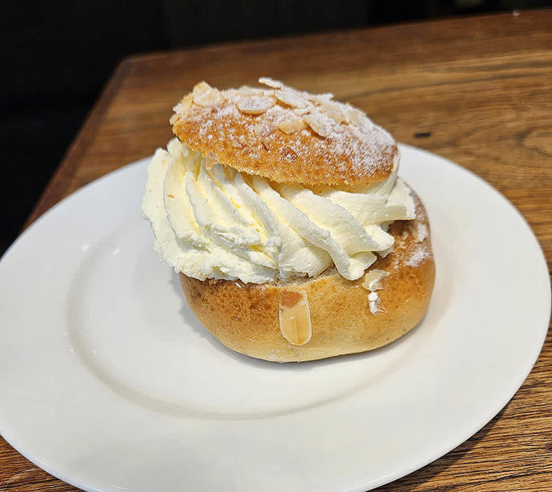 🇸🇪 洗練されたバランスが光るベーカリーカフェ「SKEPPSBRO BAGERI(スケップスブロ・バゲリ)」のセムラ, 🇸🇪 ストックホルムの伝統を守り続ける老舗コンディトリ「GUNNARSONS SPECIALKONDITORI（グンナルソンズ・ステシャルコンドイトリ）」のセムラ, 🇫🇮 多彩なフレーバーとユーザー投票で話題を集めるショコラトリー「Chjoko(ショコ)」のラスキアイスプッラ, 🇫🇮 地元に根付く老舗ベーカリー「KANNISTON LEIPOMO(カンニストン・レイポモ)」の王道ラスキアイスプッラ, 🇫🇮 旅のはじまりに北欧の季節菓子を楽しめる「ESPRESSO HOUSE(エスプレッソ・ハウス)」のラスキアイスプッラ, 🇫🇮 1852年創業、ヘルシンキを代表する老舗カフェ「Café Ekberg(エクベリ)」のラスキアイスプッラ, 🇫🇮 マーケットホールで味わう「Hakaniemen Hallikahvila（ハカニエミ・ハッリカハヴィラ）」のラスキアイスプッラ