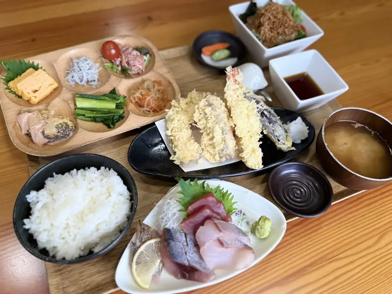 うれしたのし屋定食（1,760円）, 地元生産者さんの野菜を使った小鉢, 1997年創業 美味物問屋「うれしたのし屋」, 創業期に訪れた試練, 見つけた、三浦半島の光, 「身土不二」の教えと、使命への目覚め