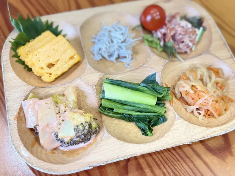 うれしたのし屋定食（1,760円）, 地元生産者さんの野菜を使った小鉢, 1997年創業 美味物問屋「うれしたのし屋」, 創業期に訪れた試練, 見つけた、三浦半島の光, 「身土不二」の教えと、使命への目覚め