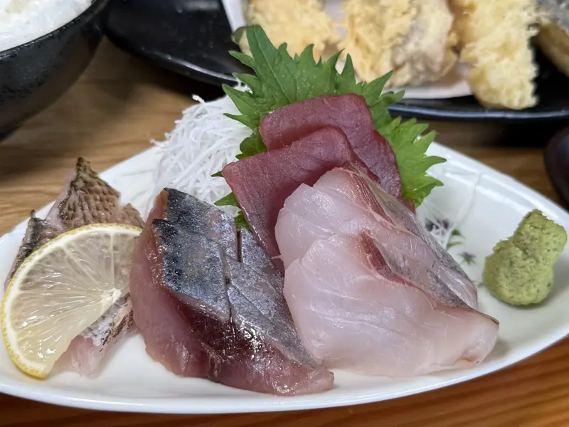 うれしたのし屋定食（1,760円）, 地元生産者さんの野菜を使った小鉢, 1997年創業 美味物問屋「うれしたのし屋」, 創業期に訪れた試練, 見つけた、三浦半島の光, 「身土不二」の教えと、使命への目覚め