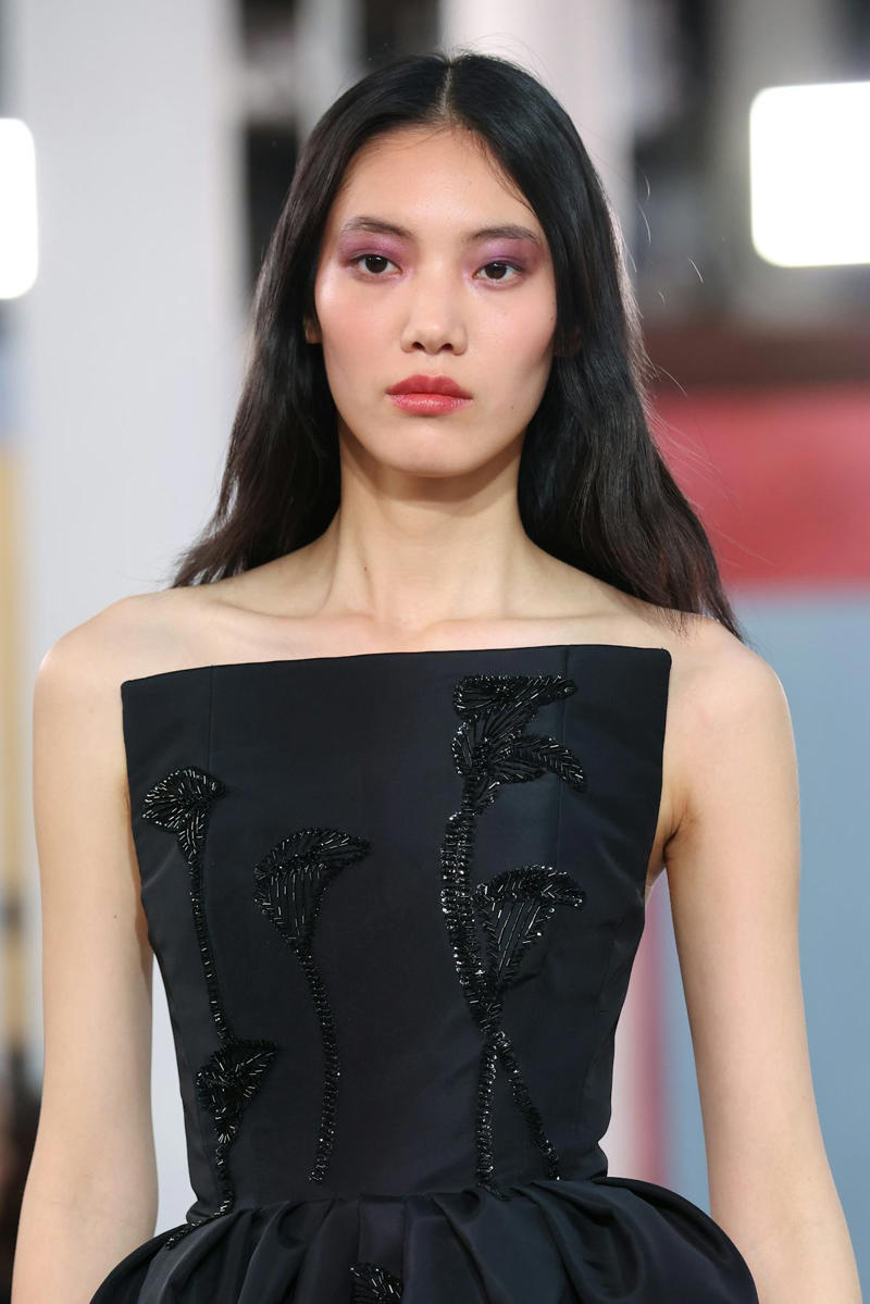 Sandy Liang: Sleepy Girl , Anna Sui: Swinging ‘60s, Ulla Johnson: New Neutrals , Altuzarra: Painterly Beauty , Cult Gaia: Halo Braids, Carolina Herrera: Violet Hour , 7 For All Mankind: Y2K Party Girl , Christian Cowan: Glossy Side Parts , Kim Shui: Frostbitten, But Fierce, Sergio Hudson: Full-On Glamour, Proenza Schouler: Slightly Disheveled , Christian Siriano: Hair Scarves , Tory Burch: Braided Up, Marc Jacobs: Bold Touches
