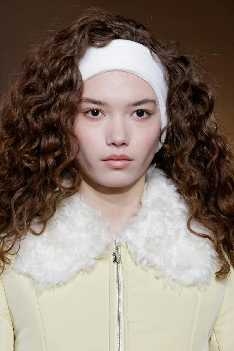 Sandy Liang: Sleepy Girl , Anna Sui: Swinging ‘60s, Ulla Johnson: New Neutrals , Altuzarra: Painterly Beauty , Cult Gaia: Halo Braids, Carolina Herrera: Violet Hour , 7 For All Mankind: Y2K Party Girl , Christian Cowan: Glossy Side Parts , Kim Shui: Frostbitten, But Fierce, Sergio Hudson: Full-On Glamour, Proenza Schouler: Slightly Disheveled , Christian Siriano: Hair Scarves , Tory Burch: Braided Up, Marc Jacobs: Bold Touches