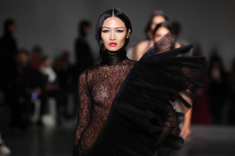 Sandy Liang: Sleepy Girl , Anna Sui: Swinging ‘60s, Ulla Johnson: New Neutrals , Altuzarra: Painterly Beauty , Cult Gaia: Halo Braids, Carolina Herrera: Violet Hour , 7 For All Mankind: Y2K Party Girl , Christian Cowan: Glossy Side Parts , Kim Shui: Frostbitten, But Fierce, Sergio Hudson: Full-On Glamour, Proenza Schouler: Slightly Disheveled , Christian Siriano: Hair Scarves , Tory Burch: Braided Up, Marc Jacobs: Bold Touches