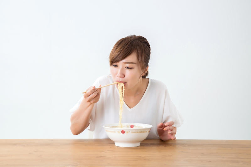 ふとした瞬間に気づく“老け姿”, 男性より女性のほうが多い「背骨の老化と骨盤のゆがみ」, 背中の丸まりは「見た目」だけの問題ではない。認知機能が低下するリスクあり, 背中が曲がる人と曲がらない人の差とは？