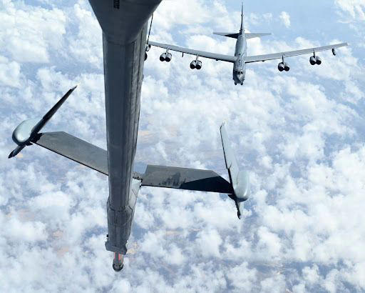 冷戦の核境界線、24時間空中待機作戦, 空中給油衝突、空で爆発したB-52とKC-135, 4発の核爆弾墜落、2発地上爆発でプルトニウム汚染, 80日間の大捜索作戦、海底800mで最後の爆弾を引き上げ, プルトニウム汚染の大掃除、6,000トンの土壌除去でも残留, 事故の教訓、核常時飛行作戦終了・安全規定強化