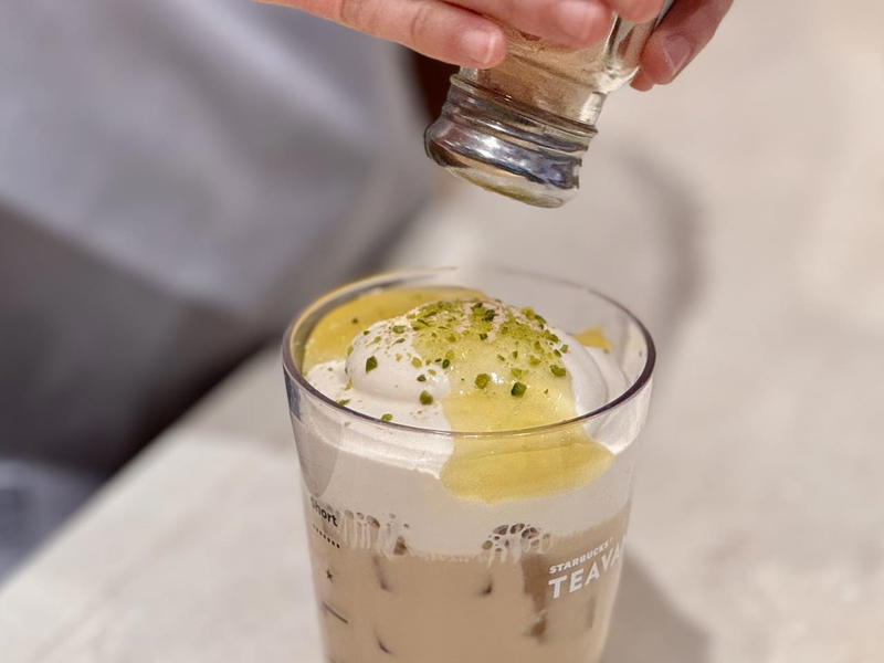 全国27店舗「スターバックス ティー &amp; カフェ」について, 春新作は、オリジナルティー「アールグレイ ブーケ ディライト」が主役, 「アールグレイ ハニーレモン ムース ティー ラテ（ホット ）」がオススメ！, 見た目は濃厚、でも軽い？ピスタチオ×ベリーの実力派タルトも！, スタバ新作はメンズノンノウェブでチェック！