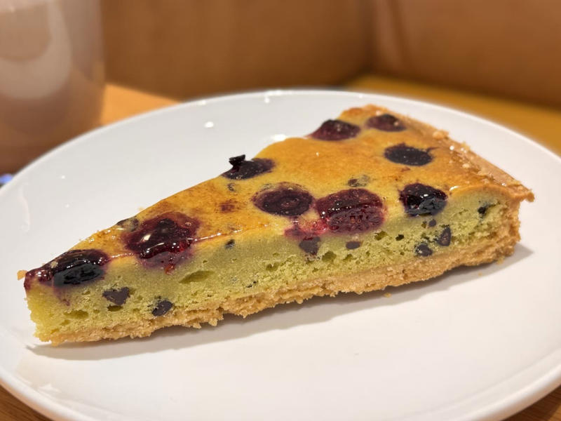 全国27店舗「スターバックス ティー &amp; カフェ」について, 春新作は、オリジナルティー「アールグレイ ブーケ ディライト」が主役, 「アールグレイ ハニーレモン ムース ティー ラテ（ホット ）」がオススメ！, 見た目は濃厚、でも軽い？ピスタチオ×ベリーの実力派タルトも！, スタバ新作はメンズノンノウェブでチェック！