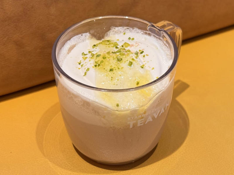 全国27店舗「スターバックス ティー &amp; カフェ」について, 春新作は、オリジナルティー「アールグレイ ブーケ ディライト」が主役, 「アールグレイ ハニーレモン ムース ティー ラテ（ホット ）」がオススメ！, 見た目は濃厚、でも軽い？ピスタチオ×ベリーの実力派タルトも！, スタバ新作はメンズノンノウェブでチェック！
