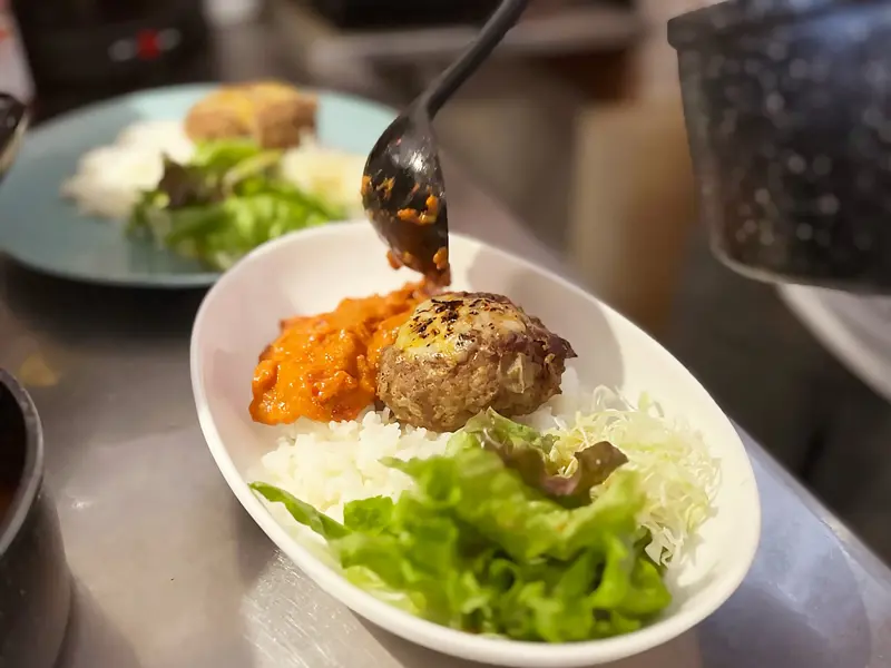 “とろみのあるソース”が人気。ロコモコ専門店, トマトバターカレーが生む、新感覚ロコモコ, 特製ハンバーグと目玉焼きが生む一体感, 手軽に楽しむ、ロコモコ屋さんのホットサンド, 食後は、軽やかなフローズンヨーグルトで