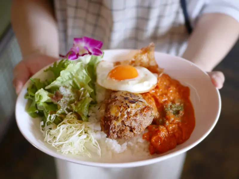 “とろみのあるソース”が人気。ロコモコ専門店, トマトバターカレーが生む、新感覚ロコモコ, 特製ハンバーグと目玉焼きが生む一体感, 手軽に楽しむ、ロコモコ屋さんのホットサンド, 食後は、軽やかなフローズンヨーグルトで
