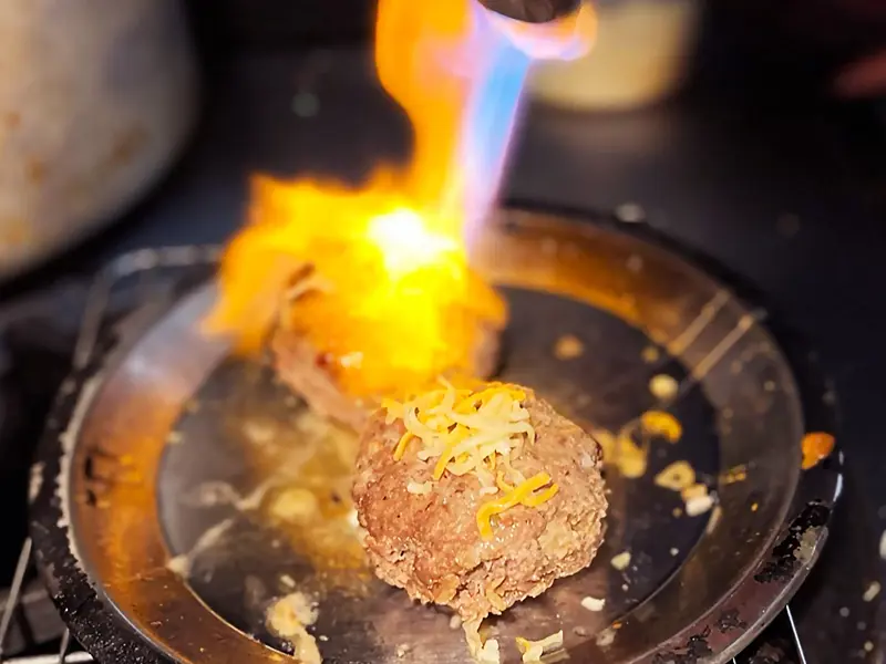 “とろみのあるソース”が人気。ロコモコ専門店, トマトバターカレーが生む、新感覚ロコモコ, 特製ハンバーグと目玉焼きが生む一体感, 手軽に楽しむ、ロコモコ屋さんのホットサンド, 食後は、軽やかなフローズンヨーグルトで