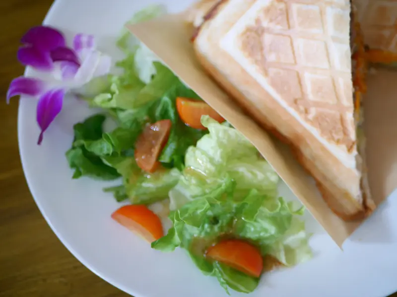 “とろみのあるソース”が人気。ロコモコ専門店, トマトバターカレーが生む、新感覚ロコモコ, 特製ハンバーグと目玉焼きが生む一体感, 手軽に楽しむ、ロコモコ屋さんのホットサンド, 食後は、軽やかなフローズンヨーグルトで