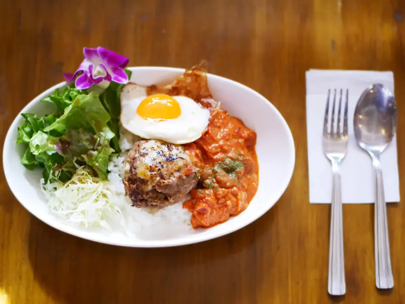 “とろみのあるソース”が人気。ロコモコ専門店, トマトバターカレーが生む、新感覚ロコモコ, 特製ハンバーグと目玉焼きが生む一体感, 手軽に楽しむ、ロコモコ屋さんのホットサンド, 食後は、軽やかなフローズンヨーグルトで