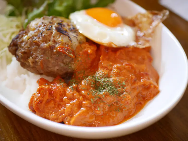“とろみのあるソース”が人気。ロコモコ専門店, トマトバターカレーが生む、新感覚ロコモコ, 特製ハンバーグと目玉焼きが生む一体感, 手軽に楽しむ、ロコモコ屋さんのホットサンド, 食後は、軽やかなフローズンヨーグルトで