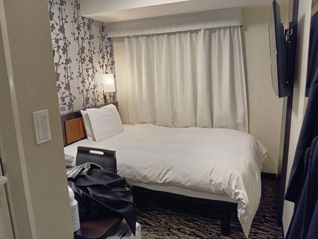 格安ホテル続出！？　国内旅行は今が絶好のチャンス！, 立地は最強。ホテルの窓から見えた衝撃の光景, 飲食店の充実度は100点。大浴場は80点, 大満足のアパホテル。しかし、いくつか気になる点も…
