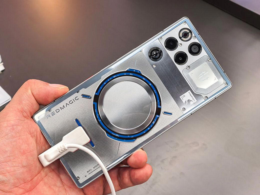 「1万mAhスマホ」がついに現実に, バッテリー容量が「人気の決め手」に, 容量2倍で安全性は大丈夫か, 先進国投入の壁と日本との距離感, 新興国と先進国で変わるスマホ像, 「バッテリー戦略」を見てスマホを選ぶ時代へ