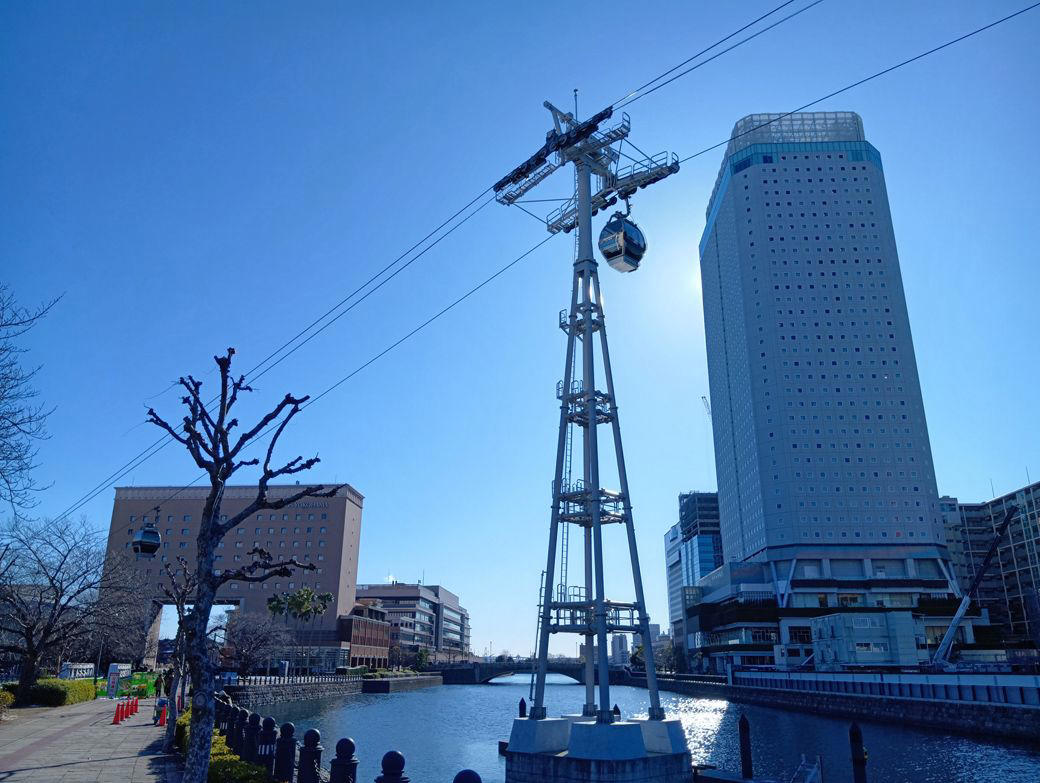 格安ホテル続出！？　国内旅行は今が絶好のチャンス！, 立地は最強。ホテルの窓から見えた衝撃の光景, 飲食店の充実度は100点。大浴場は80点, 大満足のアパホテル。しかし、いくつか気になる点も…