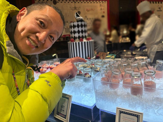 ・ヒルトン東京のスイーツビュッフェとは, ・ホテルのラウンジで待ち合わせたが……, ・どうフォーメーションを組むのか, ・スイーツビュッフェ5回目の私のチョイス, ・サンジュンの2巡目, ・私はスイーツ続行、一方……