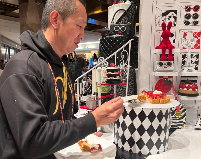 ・ヒルトン東京のスイーツビュッフェとは, ・ホテルのラウンジで待ち合わせたが……, ・どうフォーメーションを組むのか, ・スイーツビュッフェ5回目の私のチョイス, ・サンジュンの2巡目, ・私はスイーツ続行、一方……
