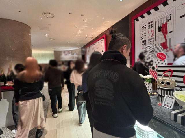 ・ヒルトン東京のスイーツビュッフェとは, ・ホテルのラウンジで待ち合わせたが……, ・どうフォーメーションを組むのか, ・スイーツビュッフェ5回目の私のチョイス, ・サンジュンの2巡目, ・私はスイーツ続行、一方……