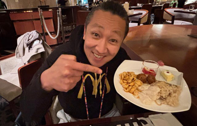 ・ヒルトン東京のスイーツビュッフェとは, ・ホテルのラウンジで待ち合わせたが……, ・どうフォーメーションを組むのか, ・スイーツビュッフェ5回目の私のチョイス, ・サンジュンの2巡目, ・私はスイーツ続行、一方……