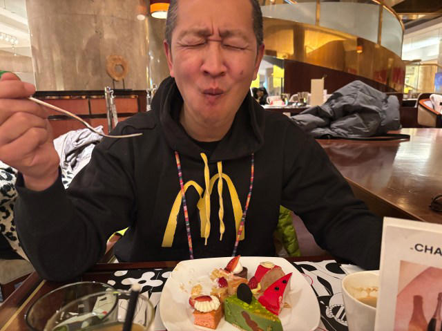 ・ヒルトン東京のスイーツビュッフェとは, ・ホテルのラウンジで待ち合わせたが……, ・どうフォーメーションを組むのか, ・スイーツビュッフェ5回目の私のチョイス, ・サンジュンの2巡目, ・私はスイーツ続行、一方……