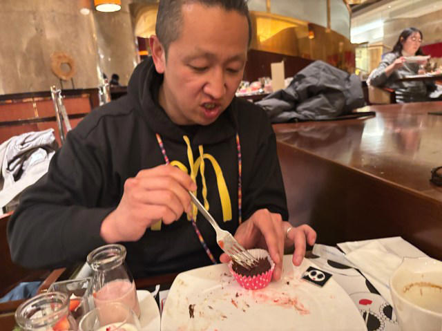 ・ヒルトン東京のスイーツビュッフェとは, ・ホテルのラウンジで待ち合わせたが……, ・どうフォーメーションを組むのか, ・スイーツビュッフェ5回目の私のチョイス, ・サンジュンの2巡目, ・私はスイーツ続行、一方……
