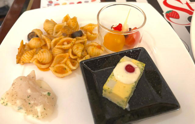 ・ヒルトン東京のスイーツビュッフェとは, ・ホテルのラウンジで待ち合わせたが……, ・どうフォーメーションを組むのか, ・スイーツビュッフェ5回目の私のチョイス, ・サンジュンの2巡目, ・私はスイーツ続行、一方……
