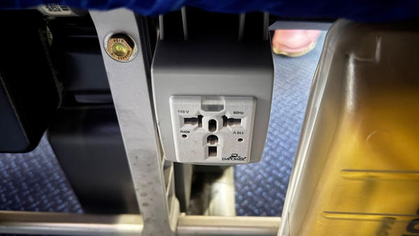 ●また変わるの？　1年で再改定の衝撃, ●モバイルバッテリーは“使えない”前提で準備を, ●ついに個数制限、“無制限時代”は終了か, ●【カメラ勢は要注目】予備電池はカウントされる？, ●スマホは空港で満タンに！が安全, ●重い充電器は逆効果？　最適解は45Wクラス, ●まだType-Aは現役、“1本足りない”が命取りに, ●機内でも意外と減っていくバッテリー, ●モバイルバッテリー頼みからの卒業を
