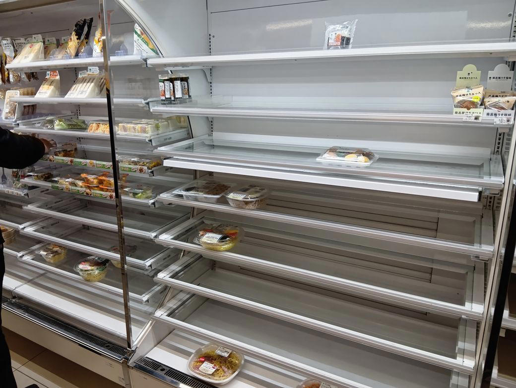 格安ホテル続出！？　国内旅行は今が絶好のチャンス！, 立地は最強。ホテルの窓から見えた衝撃の光景, 飲食店の充実度は100点。大浴場は80点, 大満足のアパホテル。しかし、いくつか気になる点も…