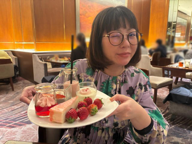 ・ヒルトン東京のスイーツビュッフェとは, ・ホテルのラウンジで待ち合わせたが……, ・どうフォーメーションを組むのか, ・スイーツビュッフェ5回目の私のチョイス, ・サンジュンの2巡目, ・私はスイーツ続行、一方……