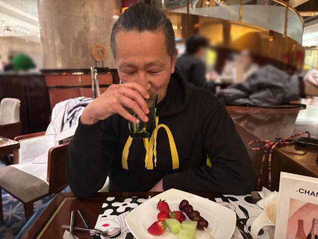 ・ヒルトン東京のスイーツビュッフェとは, ・ホテルのラウンジで待ち合わせたが……, ・どうフォーメーションを組むのか, ・スイーツビュッフェ5回目の私のチョイス, ・サンジュンの2巡目, ・私はスイーツ続行、一方……
