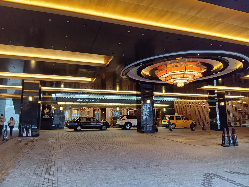 格安ホテル続出！？　国内旅行は今が絶好のチャンス！, 立地は最強。ホテルの窓から見えた衝撃の光景, 飲食店の充実度は100点。大浴場は80点, 大満足のアパホテル。しかし、いくつか気になる点も…