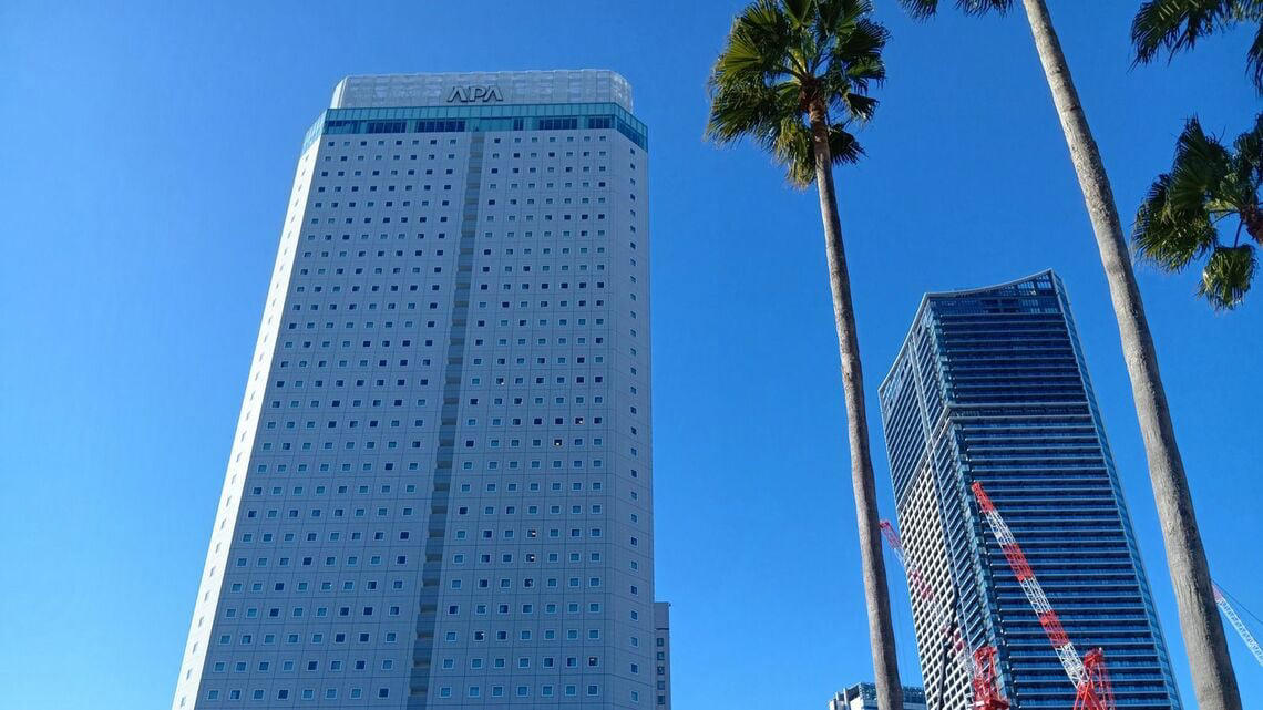格安ホテル続出！？　国内旅行は今が絶好のチャンス！, 立地は最強。ホテルの窓から見えた衝撃の光景, 飲食店の充実度は100点。大浴場は80点, 大満足のアパホテル。しかし、いくつか気になる点も…