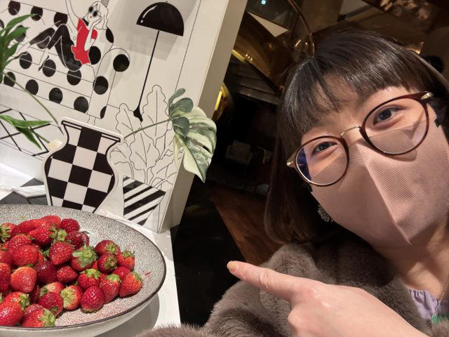 ・ヒルトン東京のスイーツビュッフェとは, ・ホテルのラウンジで待ち合わせたが……, ・どうフォーメーションを組むのか, ・スイーツビュッフェ5回目の私のチョイス, ・サンジュンの2巡目, ・私はスイーツ続行、一方……