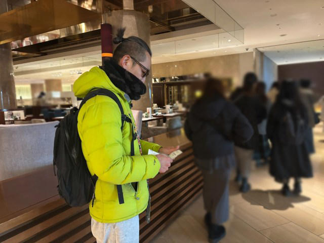 ・ヒルトン東京のスイーツビュッフェとは, ・ホテルのラウンジで待ち合わせたが……, ・どうフォーメーションを組むのか, ・スイーツビュッフェ5回目の私のチョイス, ・サンジュンの2巡目, ・私はスイーツ続行、一方……