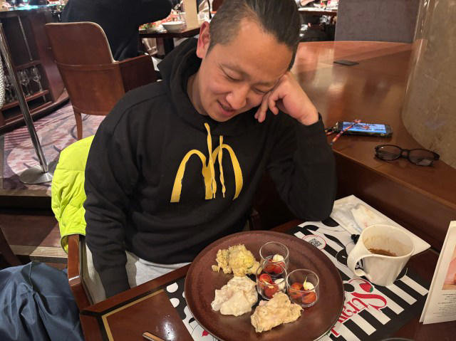 ・ヒルトン東京のスイーツビュッフェとは, ・ホテルのラウンジで待ち合わせたが……, ・どうフォーメーションを組むのか, ・スイーツビュッフェ5回目の私のチョイス, ・サンジュンの2巡目, ・私はスイーツ続行、一方……
