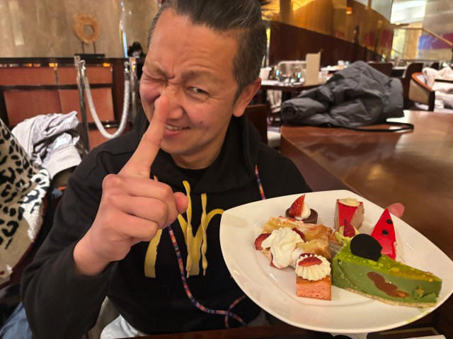 ・ヒルトン東京のスイーツビュッフェとは, ・ホテルのラウンジで待ち合わせたが……, ・どうフォーメーションを組むのか, ・スイーツビュッフェ5回目の私のチョイス, ・サンジュンの2巡目, ・私はスイーツ続行、一方……