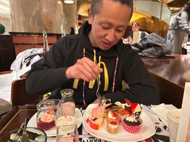 ・ヒルトン東京のスイーツビュッフェとは, ・ホテルのラウンジで待ち合わせたが……, ・どうフォーメーションを組むのか, ・スイーツビュッフェ5回目の私のチョイス, ・サンジュンの2巡目, ・私はスイーツ続行、一方……