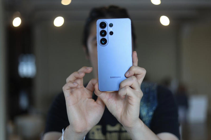 สัมผัสที่ดีกว่าเดิมของ Galaxy S26 Ultra, Privacy Display จอกันเสือกแบบ Hardware-level, “Hey Plex” จาก Perplexity เสริมแกร่ง Galaxy AI, S Pen ที่ไม่มีบลูทูธ, การถ่ายกลางคืนที่เนียนตาขึ้น, ฟีเจอร์อื่นๆ ที่น่าสนใจ, สเปกเครื่อง Galaxy S26 Ultra