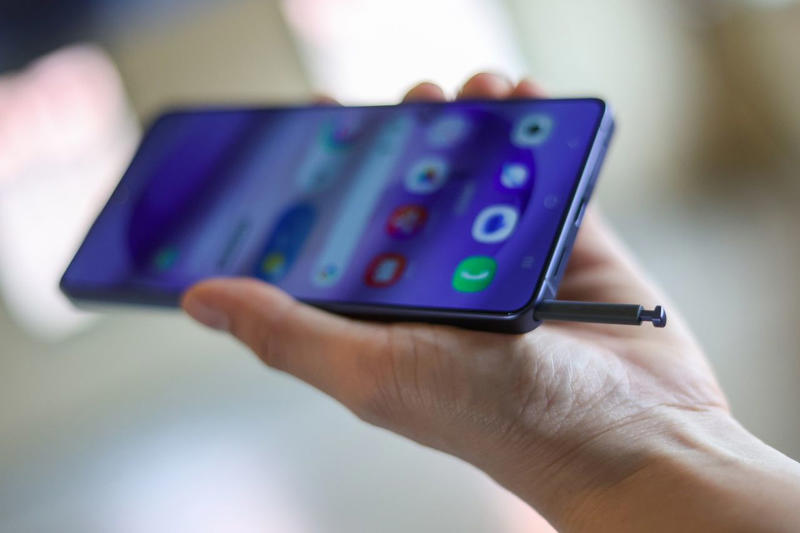 สัมผัสที่ดีกว่าเดิมของ Galaxy S26 Ultra, Privacy Display จอกันเสือกแบบ Hardware-level, “Hey Plex” จาก Perplexity เสริมแกร่ง Galaxy AI, S Pen ที่ไม่มีบลูทูธ, การถ่ายกลางคืนที่เนียนตาขึ้น, ฟีเจอร์อื่นๆ ที่น่าสนใจ, สเปกเครื่อง Galaxy S26 Ultra