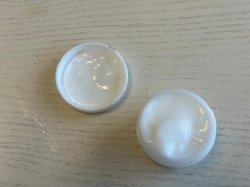 チューブの中、まだ残っていることも, 1.底をカットします, 2.底からキャップを入れます, 3.容器に入れます, まだまだ使えるハンドクリーム, 保管するときの注意点, 使い切ったとあきらめないで